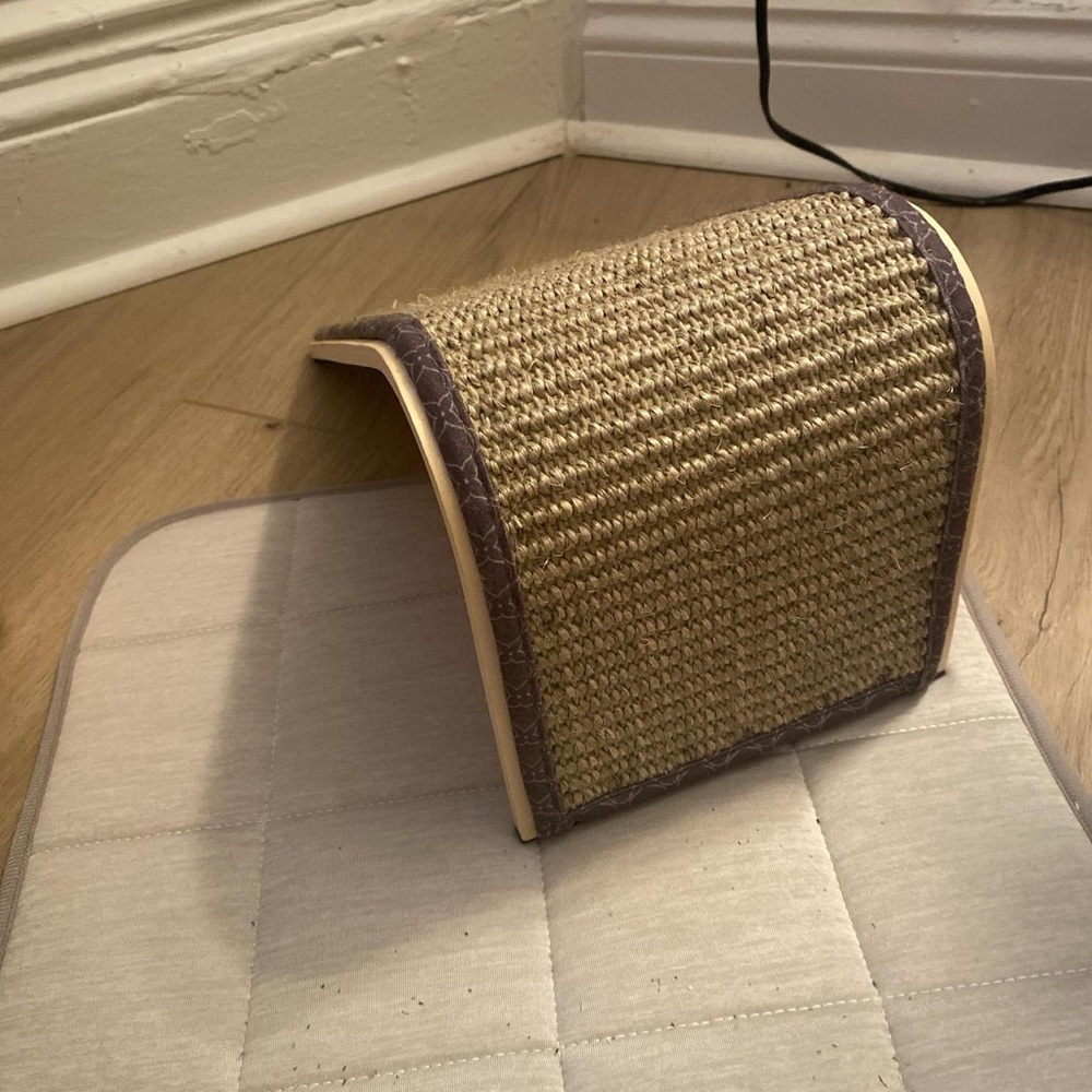 Curved Cat Scratching Ramp - Picture 2 of 4